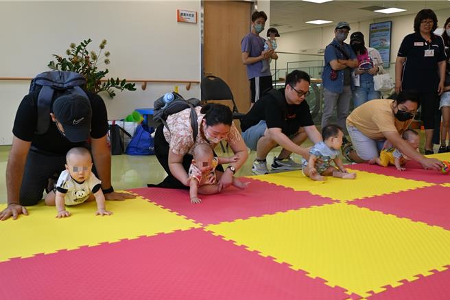 共有24位7到10個月大的寶寶們回娘家參賽，現場笑聲滿滿。（院方提供／紀爰高雄傳真）