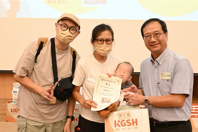 完成爬行比賽的小勇士們，還能獲得寶寶周歲寫真、學步車及育兒用品組合等豐富獎品，讓爸媽寶寶們滿載而歸。（院方提供／紀爰高雄傳真）