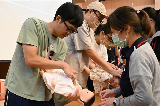 高醫岡山醫院也安排了知識性豐富的嬰兒照護課程，有30位新手爸媽參加，由小兒科何鳳青醫師主講「新生兒嗆咳急救及演練」、親子健康操示範等，提供新手爸媽實用且安心的知識與支持。（院方提供／紀爰高雄傳真）