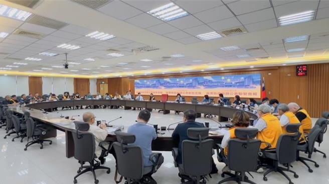 苗栗縣政府與建築師公會聯繫會報，日前舉行今年度第一次會報，重點放在建築廢棄物須依「苗栗縣營建工程剩餘土石方處理及資源堆置處理場設置管理自治條例」等法規辦理上，強調防止非法傾倒，保護自然環境。（苗栗縣政府提供／謝明俊苗栗傳真）