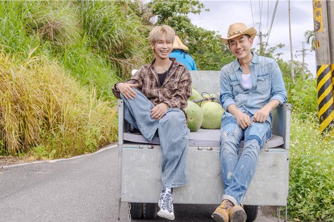 任賢齊與鼓鼓在花蓮搭乘當地村民的西瓜車回家。（相信音樂提供）