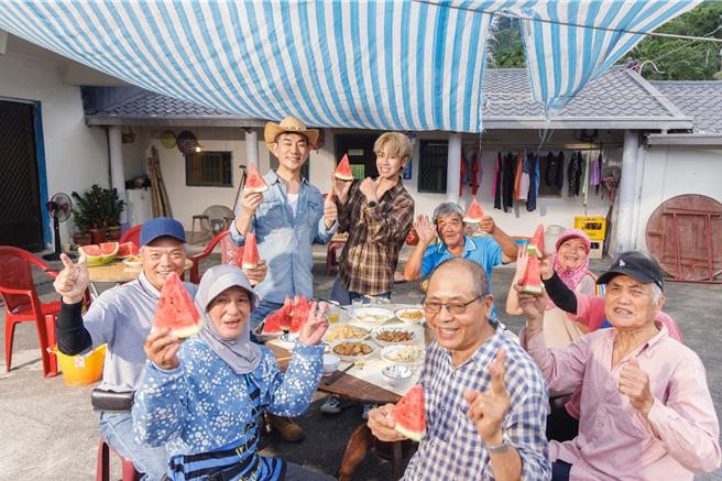 任賢齊、鼓鼓與花蓮當地村民一起吃飯，品嚐他們種植的大西瓜。（相信音樂提供）