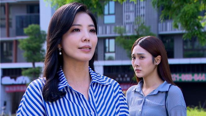 叶华（左）饰演邱子芯母亲，决定捐出眼角膜。（三立提供）