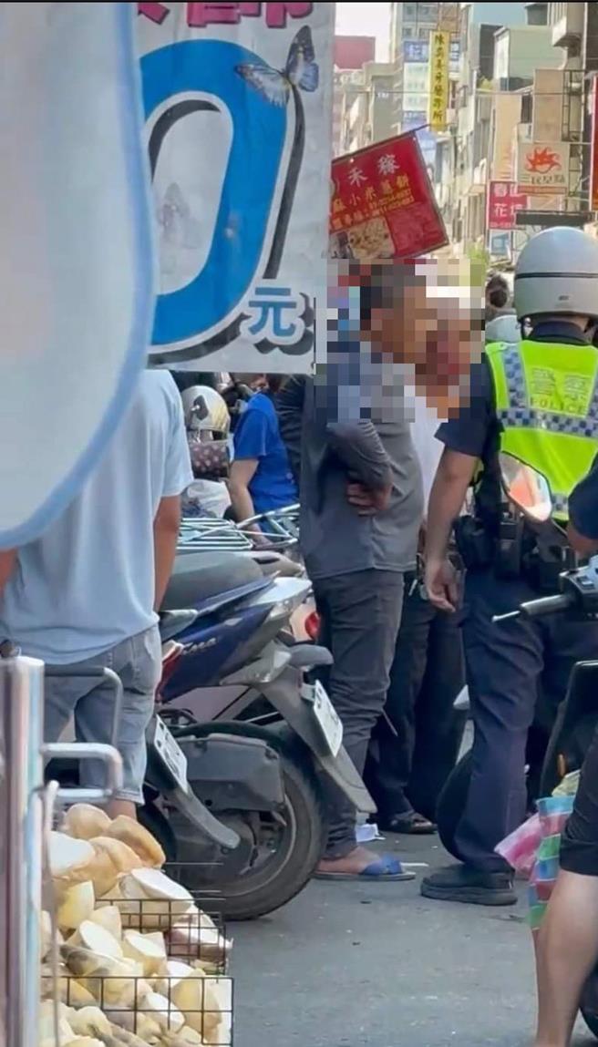 新竹市大菜市1名中年人与8旬老翁因摊位位置问题发生衝突，不仅殴伤老翁还拿出开山刀示威，吓坏一早买菜的民眾。（摘自脸书竹北人有事吗／陈育贤新竹传真）