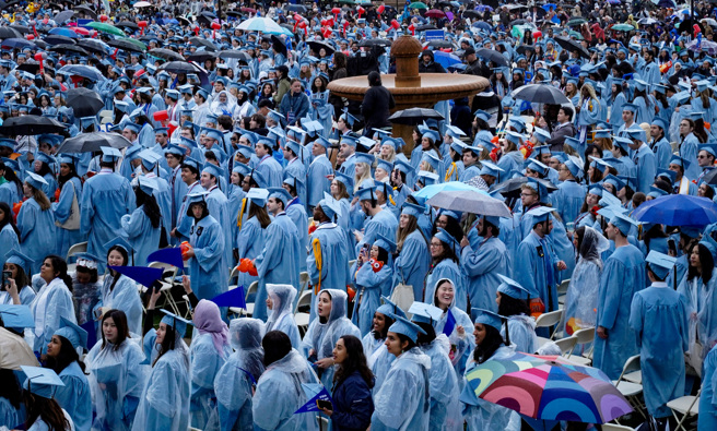 大學畢業生面臨空前嚴峻的就業市場。(示意圖/路透社)