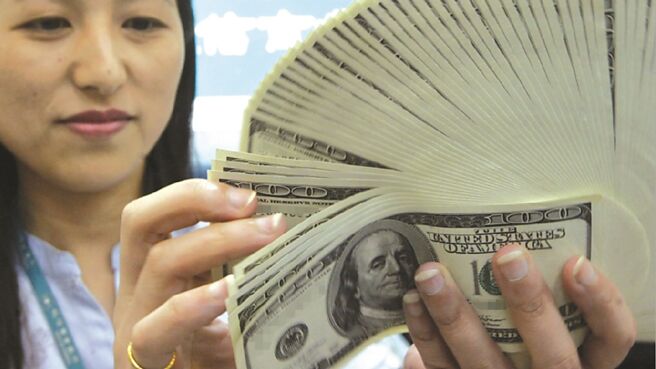 匯银普遍认为，美元中长线仍偏弱整理，投资人可调整美元曝险部位，增加欧元、澳币与黄金等资产配置，以分散风险。图／本报资料照片