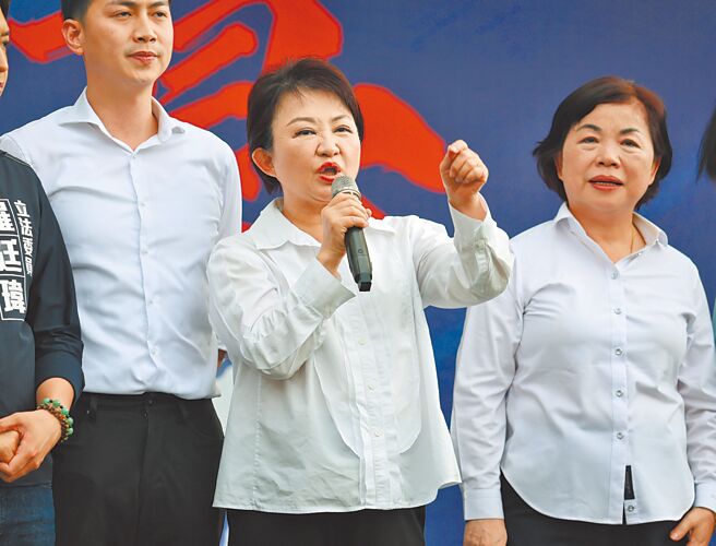 北北基「反恶罢团结大会」21日在台北荣星花园举行，台中市长卢秀燕（中）上台呼吁民眾站出来反对恶罢。（姚志平摄）