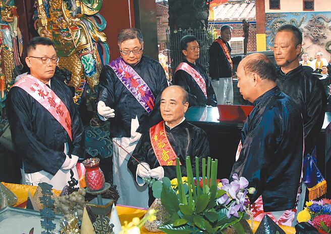前立法院长王金平受邀出席新北市三重区先啬宫举行的「两岸共祭人文始祖伏羲圣帝三献大典」担任主祭官，祈求国泰民安。（赵双杰摄）