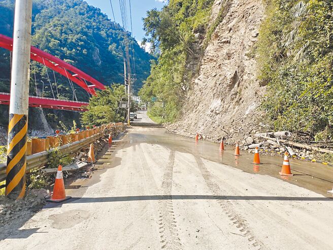 八仙山森林游乐区入口处边坡20日发生土石崩塌导致道路中断，经抢通后八仙山林道21日开通，森林游乐区则于22日恢復开园。（林业署提供／李京升台中传真）