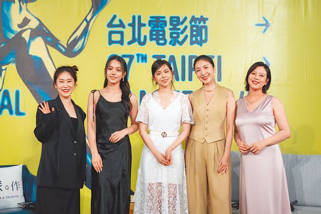 刘品言（右起）、杨谨华、夏于乔、宋芸桦21日出席北影大使讲堂，左为主持人百白。（台北电影节提供）