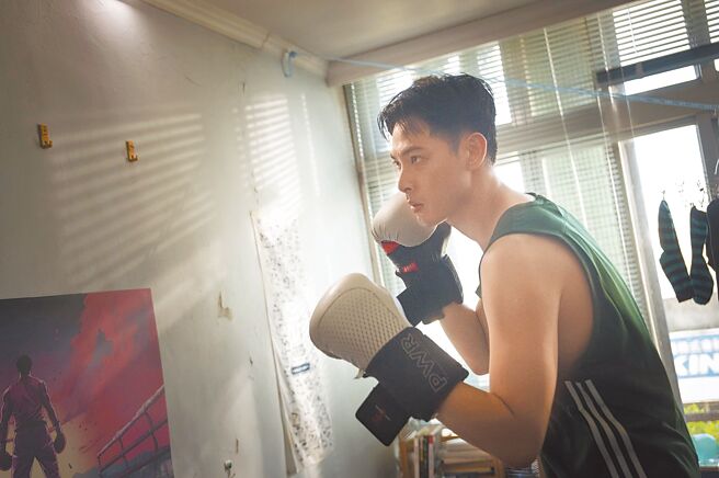 连晨翔在《拜六礼拜》饰演拳击教练，回顾每个阶段都有不同的贵人会出现直呼幸运。（公视台语台、华视提供）