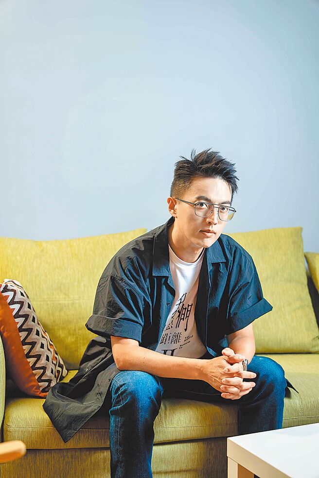 导演林君阳坦言对两个男主角有「双重标准」。（CATCHPLAY+、公视、大慕可可提供）