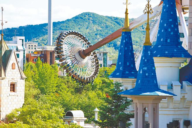 业者规画首尔4日免万元，畅游超人气的主题乐园「乐天世界」。（韩国观光公社提供）