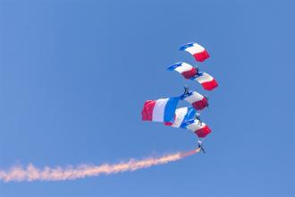 【巴黎航展】動態表演秀戰技 經典老兵重翱翔