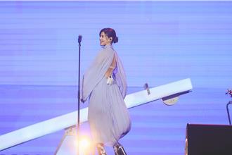 蘇慧倫罕見大露美背！驚豔全場「會害羞」