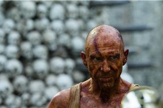 裸體演出戴假體！《28年毀滅倒數》最強感染者拍戲濺血很自豪