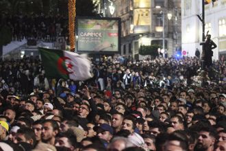 驚悚畫面！阿爾及利亞足球場護欄脫落 跌死3人、逾70人受傷