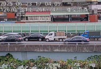 快訊》國1高架驚傳4車連環撞！ 三重交流道「嚴重回堵」