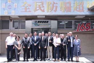 5个月讲18万通防诈电话 民团关怀「165专线」赠喉糖