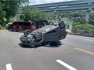 新北泰山惊传翻车事故！ 男驾车突失意识撞山壁翻覆