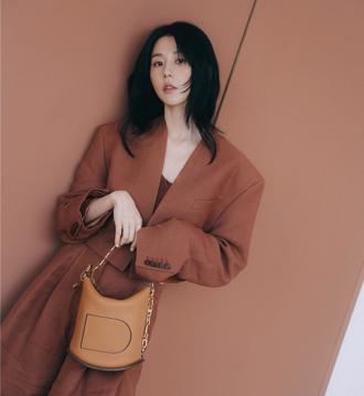 邵雨薇、宋芸桦背包打理造型各有妙方