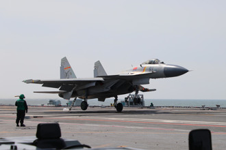 遼寧號殲-15「驅離4架外機」 退將研判：應是面對這款戰機