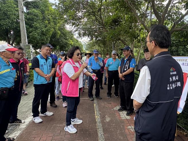 台中市大里區草湖溪高灘地將增設滑步車練習場，23日舉辦施工前說明會，市議員林碧秀建議可以導入交通標誌、道路標示等，從小培養交安觀念。（潘虹恩攝）