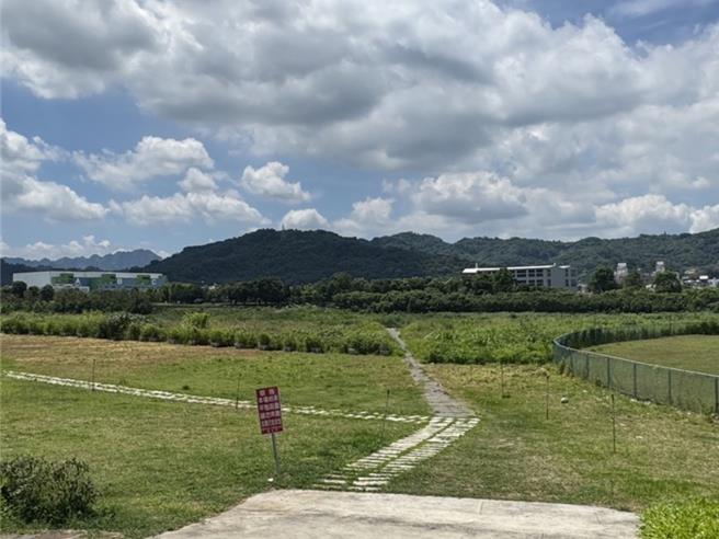 台中市大里區草湖溪高灘地近年陸續爭取興建籃球場、棒球場等運動休憩空間，地方再爭取設置滑步車練習場。（潘虹恩攝）