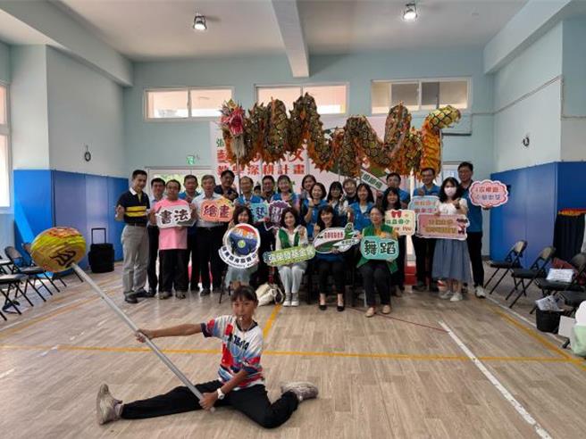 财团法人张荣发基金会赞助苗栗县28所学校新台币214万元，推动艺术与人文教学深耕计画，县府教育处23日邀请基金会执行长锺德美参与苗栗县后龙镇海宝国小「龙飞凤舞」课程，感谢基金会公益热诚。（苗栗县政府提供／谢明俊苗栗传真）