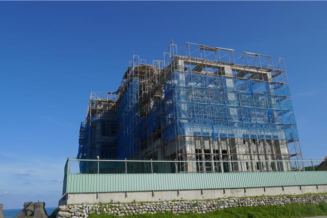 花莲溪出海口附近有业者正兴建民宿，随建物主体陆续成形，引发民眾质疑有「假民宿、真饭店」违法开发的嫌疑。（罗亦晽摄）