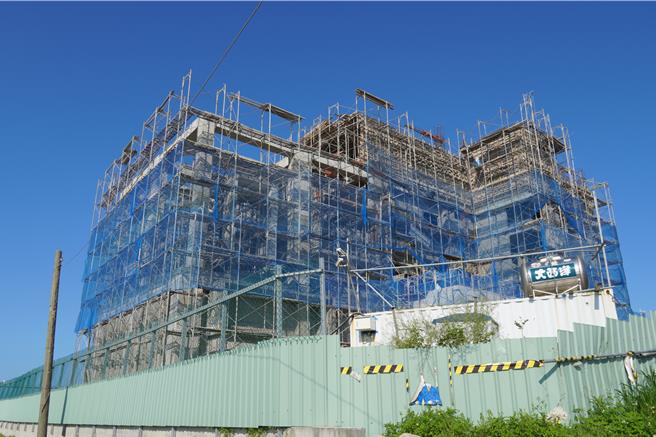 花莲溪出海口附近有业者正兴建民宿，随建物主体陆续成形，引发民眾质疑有「假民宿、真饭店」违法开发的嫌疑。（罗亦晽摄）