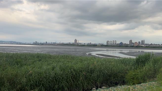 微风运河23日下午发现一名男子倒卧路旁，已明显死亡。（芦洲警分局提供）