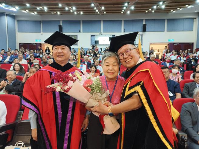 林文村獲頒授中正大學名譽博士，感謝母親是最大支柱。（廖素慧攝）
