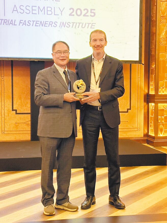 台湾螺丝贸易协会理事长蒋国清（左）对台湾今年扣件业景气持保守态度。图／TFTA提供