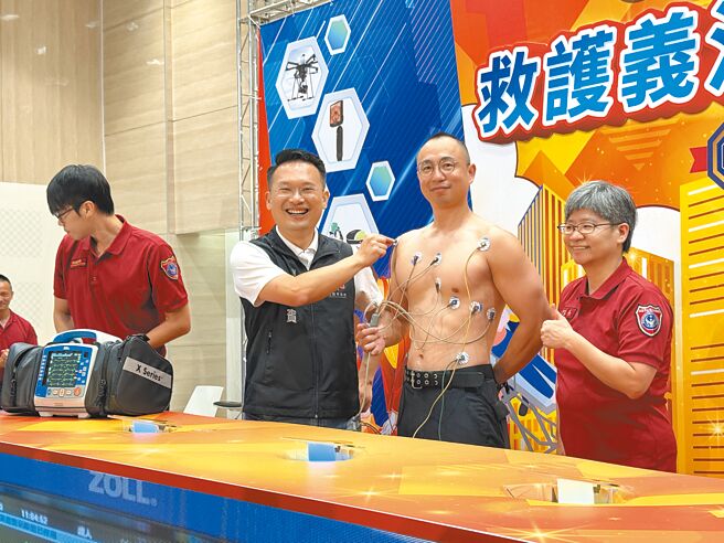 桃园市副市长苏俊宾（右三）说，桃园市2024年OHCA康復出院人数达180人，不仅创歷年新高，更居全国之冠，会持续导入科技，全力抢救更多宝贵生命。（蔡依珍摄）