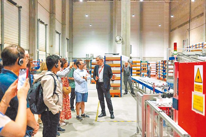 云林县政府「云菁人才培育计画」代表团参访西班牙马德里拉斯罗萨斯城市的智慧设施。代表团22日表示，将借镜CADA，发展云林县的文件数位化。（云林县政府提供／张朝欣云林传真）