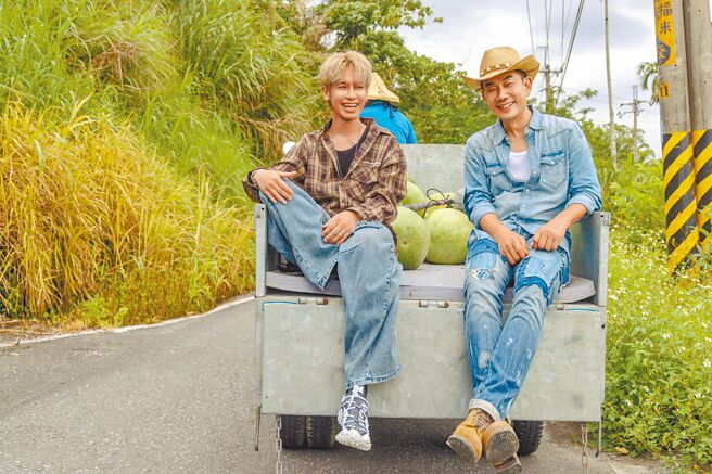 任贤齐（右）与鼓鼓在花莲搭乘当地村民的西瓜车回家。（相信音乐提供）