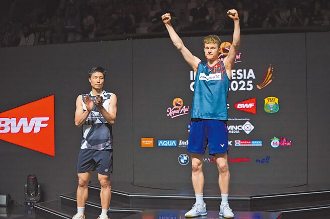 周天成（左）6月初拿下的印尼公开赛男单亚军，就属超级1000系列。（美联社）