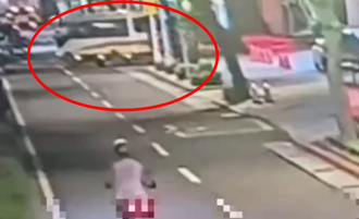 畫面曝光！北市馬偕交通車深夜自撞路樹 疑轉彎誤踩油門釀2傷