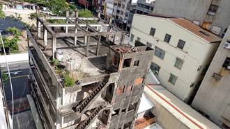 牆裂、鋼筋外露還在營業！高雄危樓蛋糕店惹眾怒 建管處出手了