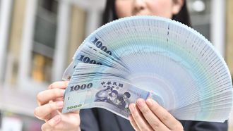 比人民幣壓力更大？台幣又轉升 外媒曝央行放手 「3亞幣」暴升潮快殺到