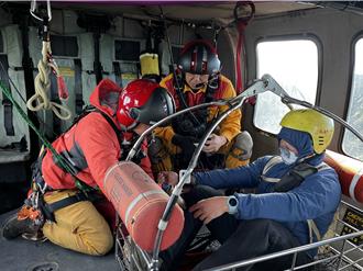 男攀登奇萊群峰扭傷左腳 黑鷹直升機吊掛送醫