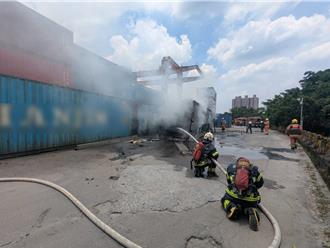 新北汐止空冷凍貨櫃起火 消防迅速撲滅無傷亡