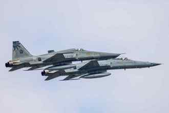 F-5戰機除役典禮告別飛行 「五機編隊」 衝場告別台海天空