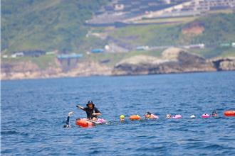 影》国中生自我设定毕业挑战！8名学生泳渡基隆屿