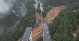 影》貴州連日暴雨橋樑斷！「貨車車頭懸空」驚人畫面曝