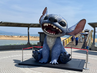 「星際寶貝」大鬧福隆沙灘！巨型史迪奇現身沙雕季  展開最萌破壞行動