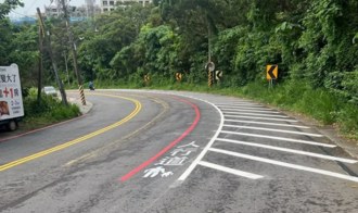 淡水新人行道「被車道、槽化線包夾」　Cheap批：恐成人肉保齡球