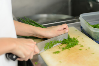 生、熟食砧板得分开 一票人认家里没照做：吃20年头好壮壮