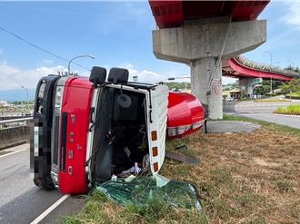 苗栗五岔路口水泥預拌車自撞翻覆　駕駛受傷送醫